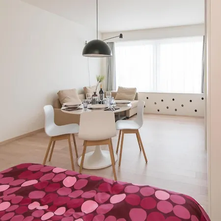 Beautiful In Prime Location Apartment *